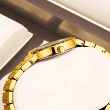 YaLaLuSi 精致简约的金色女士石英腕表，带水钻装饰，精致明亮的眼睛，表带雕刻设计，低调奢华锌合金表壳，表带耐磨抗氧化，配有表带调节器，适合日常工作聚会派对穿着妈妈朋友女友节日礼物 - 金色 - 查看 3