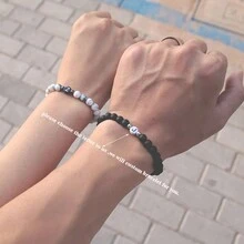 情侣定制名字手链白色和黑色 6 毫米天然石手链 DIY 情侣手链字母感恩节和圣诞节礼物 - White Howlite Stone - 查看 3