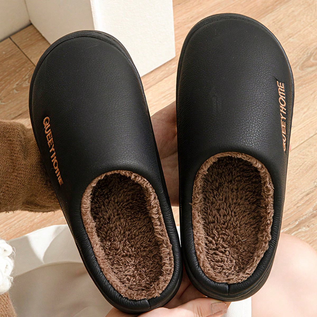 Cómodas pantuflas de hombre con suela gruesa y punta cerrada para uso en interiores