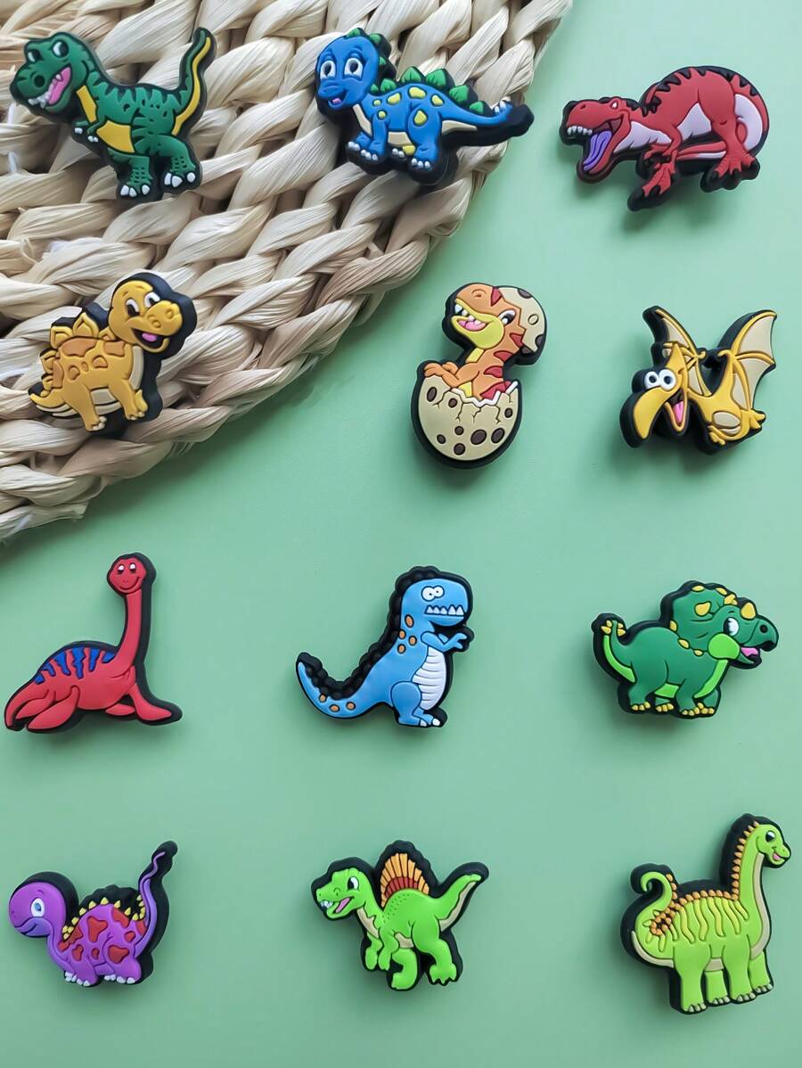 12件套恐龙系列鞋饰，包括霸王龙、翼龙、恐龙蛋、海龙等随机款式，可爱PVC材质，可用作鞋子装饰、手链、腕带，也适合作为派对小礼物。