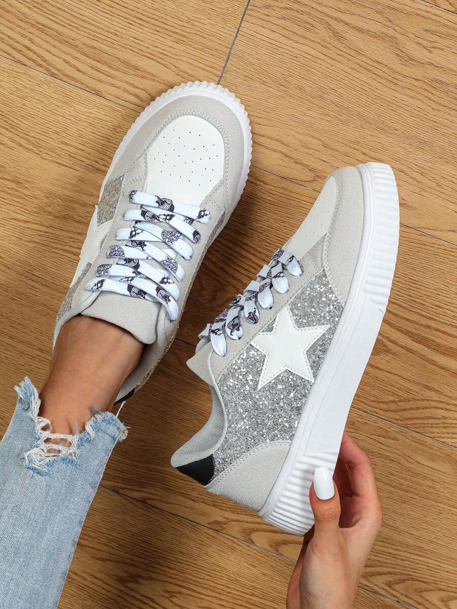 Herbst/Winter Silber-Grau & Weiß Farbblock Allround-Stil mit Pentagon Ornament Slip-On Runde Zehenkappe Skaterschuhe für Damen, bequeme & strapazierfähige Sohle, geeignet für Urlaubsreisen, Outdoor-Aktivitäten, tägliche Fahrten, Paar Lässig Sport Sneaker