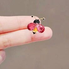 1 件优雅红色蜜蜂别针，锌合金休闲胸针，适合女士日常穿着，春/夏/秋/冬万圣节礼服配饰衣服别针包饰背包学校办公室配饰衬衫夹克珠宝圣诞节衣服别针有趣可爱教师礼物万圣节配饰教师节 - 紅色 - 查看 4