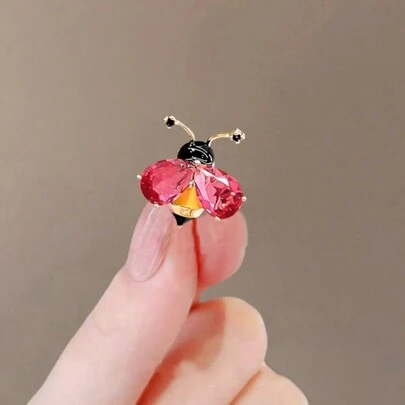 1pc Elegant Red Bee Pin, Zinc Alloy Casual Brooch For Women Everyday Wear, Spring/Summer/Autumn/Winter Halloween Dress Accessories Pin For Clothes Bag Charm Backpack For School Office Accessories Shirts Jacket Jewelry Christmas Clothes Pin Funny Cute Teacher Gifts Halloween Accessories Teachers Day