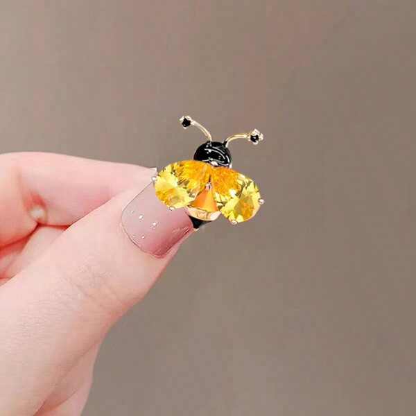 1pc Elegant Yellow Bee Shaped Zinc Alloy Brooch, Suitable For Women Everyday Wear In Spring, Summer, Fall And Winter Dress Accessories Pin For Clothes Bag Charm Backpack For School Office Accessories Shirts Jacket Jewelry Christmas Halloween