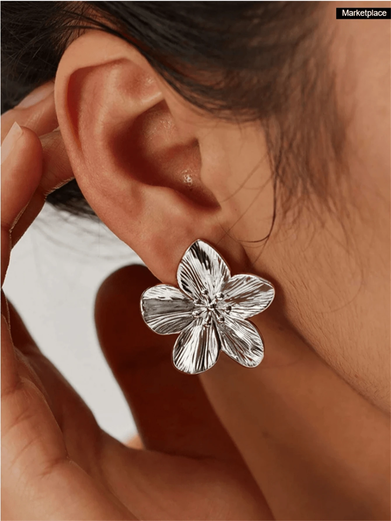 1 Paar hochwertige metallische Blumen Ohrstecker, elegant goldene im europäischen Stil, geeignet für legere Kleidung von Frauen - silbernes Blumen-Fingerkraut - Übersicht 1