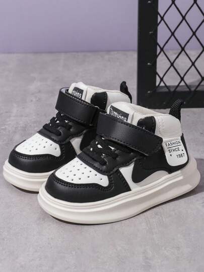 A Pair Of Unisex 1-3 6-Year-Old Children's Skateboard Shoes For Autumn 2024 For Boys And Girls. Panda Shoes For Girls And White Shoes For Children