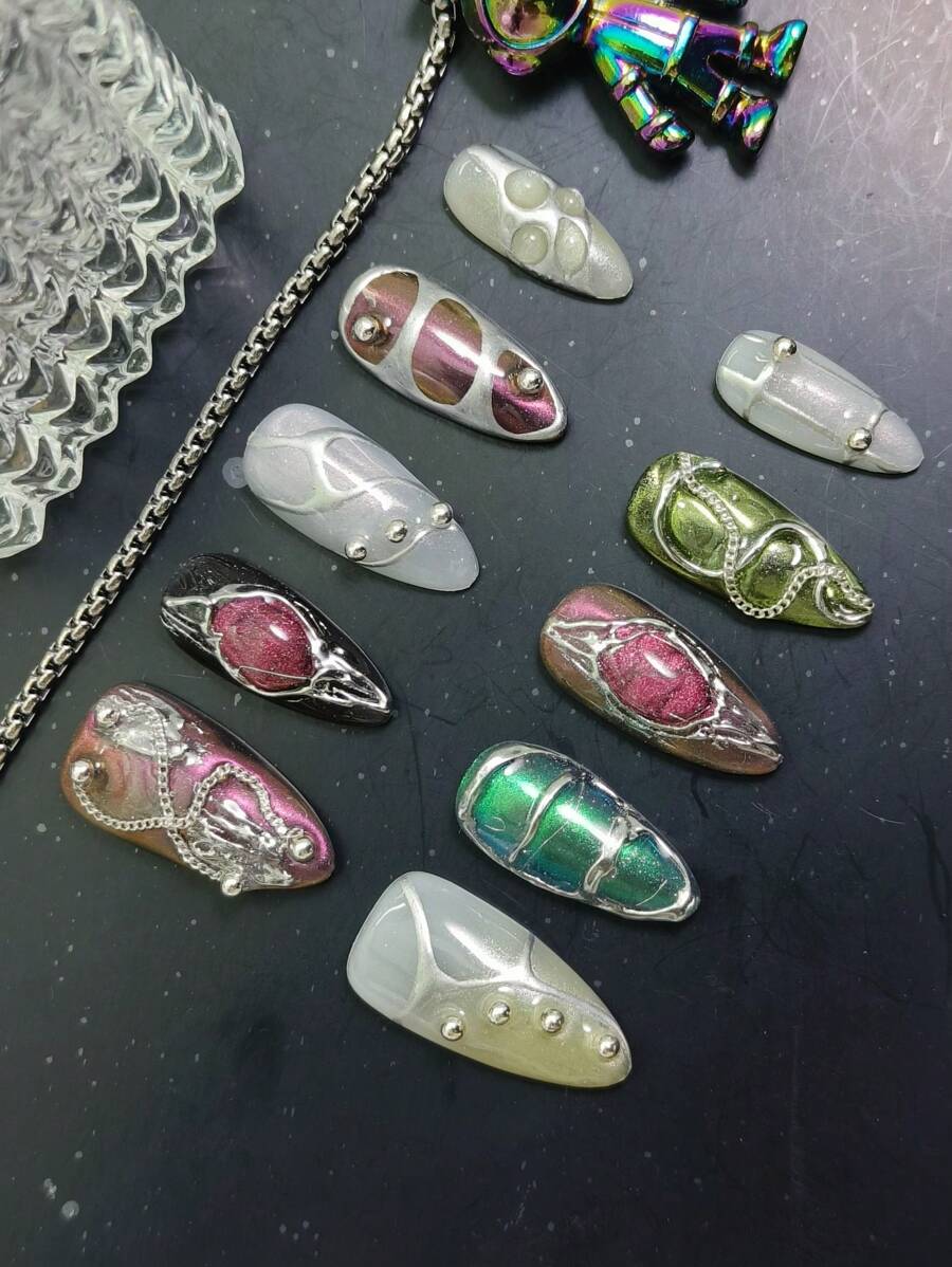 10 móng tay giả hình quả hạnh nhân dài vừa phải, phong cách Y2K & Neon & Heavy Metal & Cyberpunk & Dopamine, làm thủ công, với họa tiết cá sấu, họa tiết nhỏ giọt, họa tiết rắn, kim cương, ngọc trai, hồng ngọc, dây xích. Nhiều màu sắc: Aurora, đen, trắng, bạc, hồng, xanh lá cây, thích hợp cho các buổi hẹn hò, quán bar, câu lạc bộ, dã ngoại cắm trại và tiệc tùng. Bộ làm móng này bao gồm 1 keo dán móng và 1 dũa móng mini, cùng với một bộ móng tay giả thủ công tinh xảo. - Nhiều màu - Xem 1