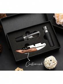 Personalisierter gravierter Weinflaschen-Öffner aus rostfreiem Stahl mit stabilem Holzgriff, Korkenzieher, Stopfen, Dekanter-Ausgießer, Weinzubehör in Geschenkbox, Individuelles Hochzeits- oder Geburtstags-Geschenk für Weinliebhaber, Bar-Keeper, Best Man, Trauzeugen