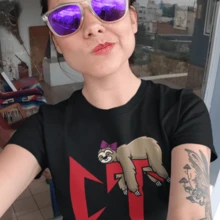 Playera CT Perezosa con Moño Corridos Tumbados para Mujer - Negro - Ver 2