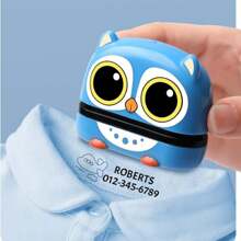 1 pezzo Timbro con nome personalizzato, stile cartone animato, impermeabile, asciugatura rapida, riutilizzabile, compatto, senza ferro, di alta qualità, moderno, adorabile, carino, personalizzato, regalo ideale per lui, lei, fidanzato, fidanzata, papà, mamma, famiglia, amici, studenti, lavoratori per anniversari, Festa dei giovani, compleanni, casa, scuola, ufficio, articoli scolastici, decorazione natalizia, rinfrescamento autunnale della casa