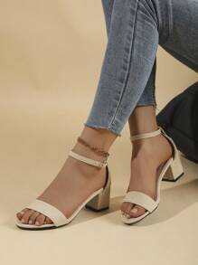 Sandálias de Salto Alto com Tira Ajustável e Bico Redondo, Sapatos de Salto Grosso de Estilo Fada Casual e da Moda para Mulheres, Adequados para o Verão - Bege - Visão 6