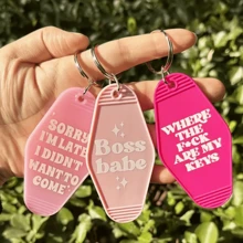 1pc Pink & Red Acrylic Keychain With Retro Car & Hotel Themed Slogan, Cute Gift For Friends And Birthday, Casual Bohemian Party ABS Material Car Accessories Bag Charm School Goth Y2k Bag Accessories Lanyards With Id Holder Car Accessories Bag Charms Christmas Car Teacher Sister Gift Ideas