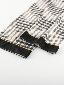 男士两件套睡衣，长袖翻领V领口袋格纹印花上衣搭配经典格纹印花舒适英伦风长裤，男士休闲时尚