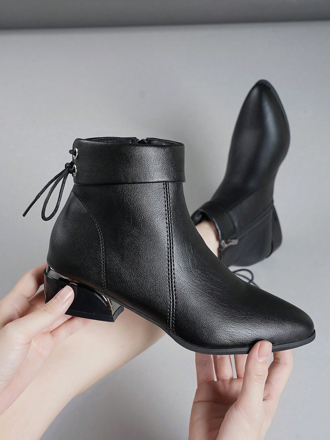 بوت قصيرة للنساء ذات أصابع مدببة ومزينة بفيونكة