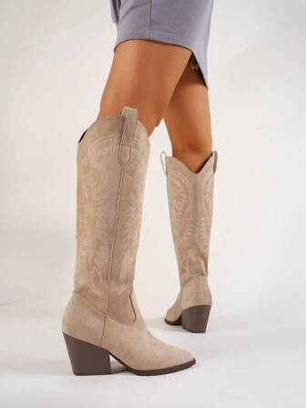 Höst/vinter 2025 Nya mocka western broderade tjocka klackar mångsidiga ridstövlar, knähöga för kvinnor, cowboystövlar