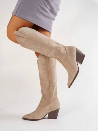 2025 秋冬新款西部绒面刺绣粗跟百搭马靴，女式及膝牛仔靴