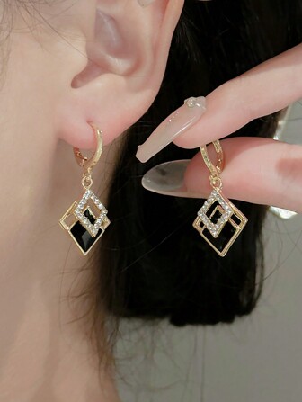 1 对时尚轻巧的黑色钻石形个性化耳环，设计精致小巧，适合女性日常佩戴。它也是新娘的耳环和婚礼配饰万圣节