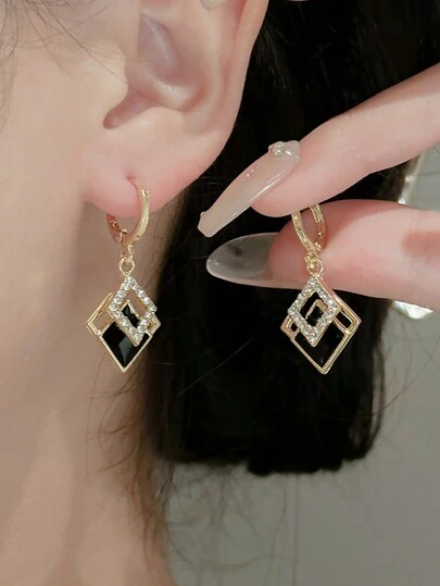 一对时尚轻盈的黑色菱形个性化耳环，设计精致独特，适合女性日常佩戴。它也是新娘耳环和婚礼配饰的理想之选。情人节配饰