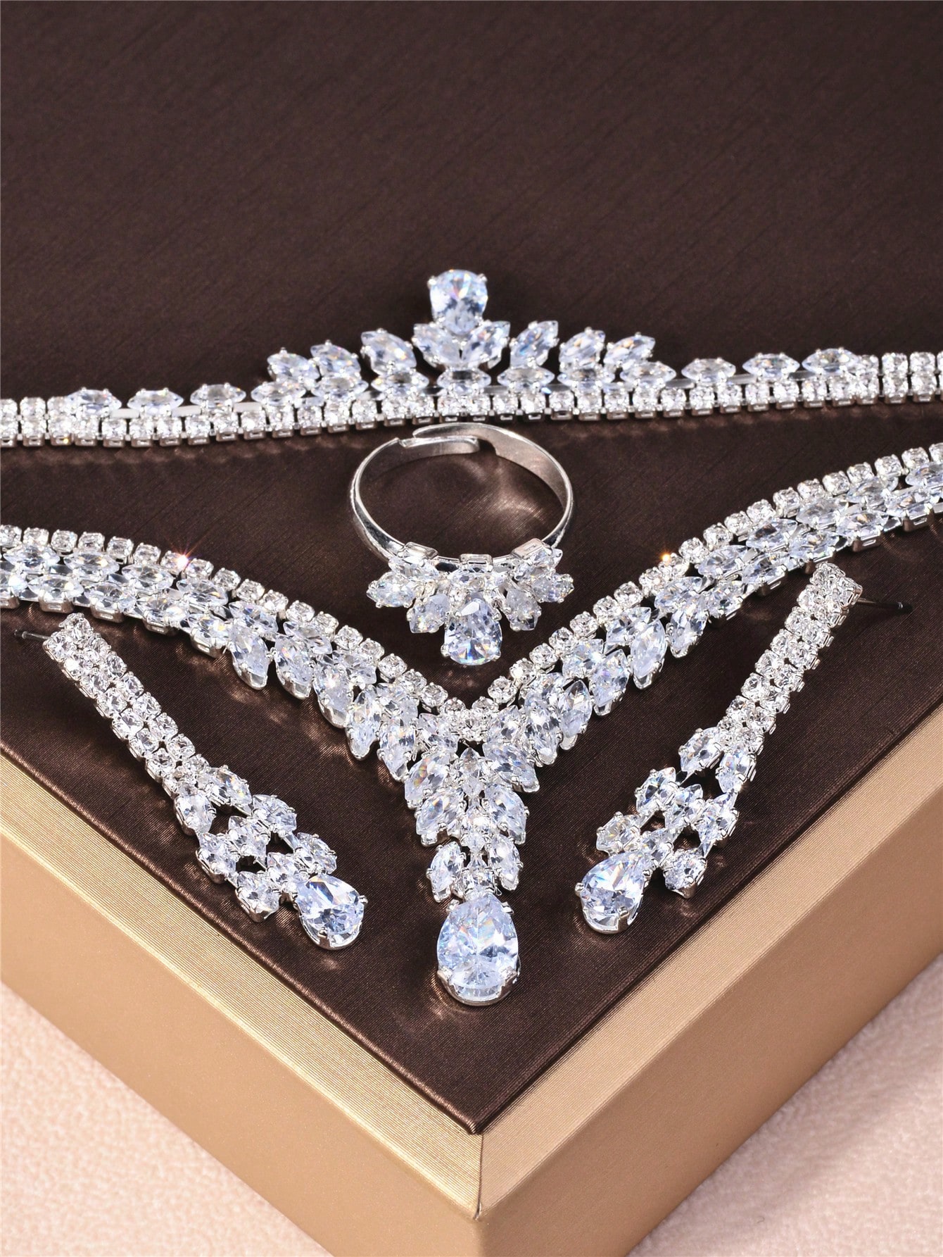 طقم مجوهرات الزركونيا لللنساء 4 قطع بما في ذلك أقر...