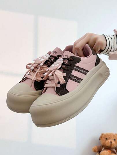 2024 Nuevos zapatos de cuña de felpa con decoración de muñeca de dibujos animados para otoño, zapatos vulcanizados blancos casuales con aumento de altura Ins para mujeres