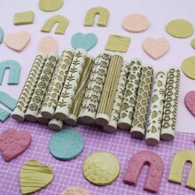 10厘米小型木制擀面杖，适用于聚合物粘土DIY首饰纹理制作，可压印花朵/叶子/心情太阳/心形/波浪/树皮/星星图案 - 木頭色 - 查看 8