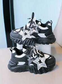 1双儿童星形装饰运动鞋,采用3D星形装饰,透气网布和渐变色真PU皮革制成,具有减震、防滑、舒适和多功能性,圆头低帮设计,时尚运动风格,厚底更添质感,适合街头穿着、通勤等场合。(正常尺码,脚宽者建议选购大一码) - 黑色 - 查看 5