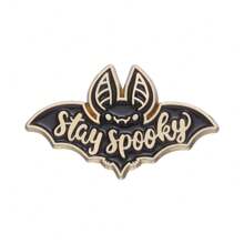 1 件独特的“Stay Spooky”黑色蝙蝠金属珐琅别针 - 朋克哥特式珠宝礼物，适合送给朋友和家人 - 万圣节服装或日常穿着的完美配饰，可用于衣服包饰学校 Kpop 背包教师用品包饰可爱办公室配饰衬衫夹克圣诞节秋冬配饰，适合青少年、青年、男士、休闲、户外、运动、度假、毕业礼物、生日、日常穿着衣服别针有趣的教师礼物