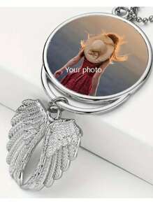 Un porte-clés personnalisé pour homme avec photo, décoration suspendue de voiture personnalisée, pendentif d'image d'aile d'ange pour rétroviseur personnalisé, utilisé pour les fenêtres principales de la voiture, décoration de Noël personnalisée, cadeau fête des pères personnalisé, cadeau d'anniversaire, cadeau de la Saint-Valentin. Mettez des photos de vos enfants, de vos proches, de vos parents et même de vos animaux de compagnie à l'intérieur, et laissez les précieux souvenirs vous accompagner pour toujours.