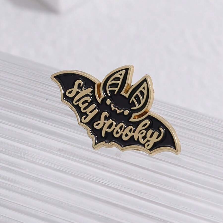 1 件独特的“Stay Spooky”黑色蝙蝠金属珐琅别针 - 朋克哥特式珠宝礼物，适合送给朋友和家人 - 万圣节服装或日常穿着的完美配饰，可用于衣服包饰学校 Kpop 背包教师用品包饰可爱办公室配饰衬衫夹克圣诞节秋冬配饰，适合青少年、青年、男士、休闲、户外、运动、度假、毕业礼物、生日、日常穿着衣服别针有趣的教师礼物