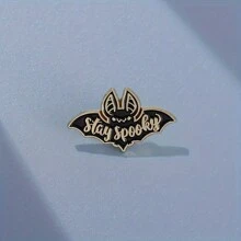 1 件独特的“Stay Spooky”黑色蝙蝠金属珐琅别针 - 朋克哥特式珠宝礼物，适合送给朋友和家人 - 万圣节服装或日常穿着的完美配饰，可用于衣服包饰学校 Kpop 背包教师用品包饰可爱办公室配饰衬衫夹克圣诞节秋冬配饰，适合青少年、青年、男士、休闲、户外、运动、度假、毕业礼物、生日、日常穿着衣服别针有趣的教师礼物