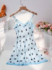 Camisón de lencería con borde de encaje color azul pálido y semitransparente