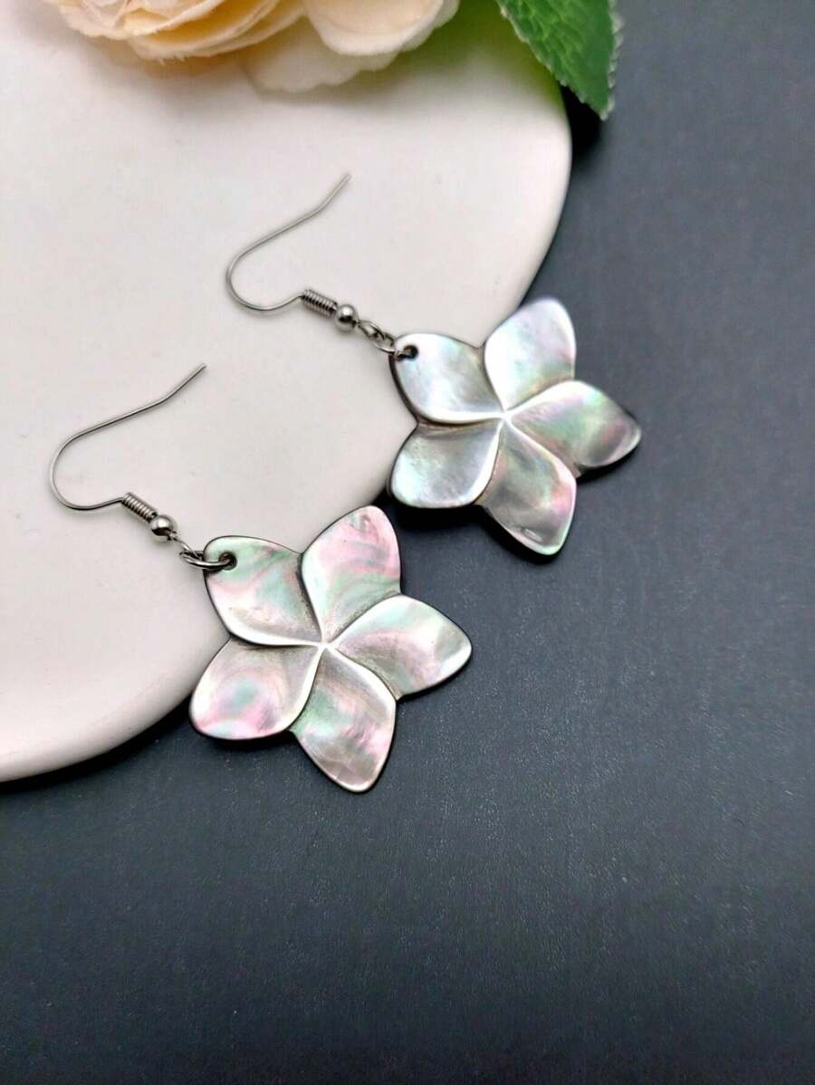 1 par de brincos de pérola falsa natural com design havaiano, redondos, flor de plumeria, folha de monstera, gota com gancho de aço inoxidável, brinco de disco de concha de esfregão, joias para namorados - Preto - Ver 1