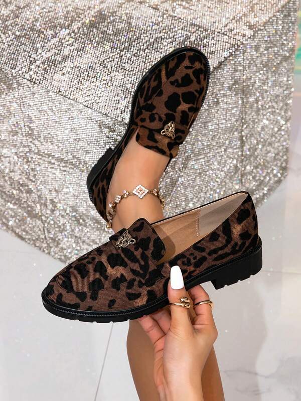 Mocassins ronds à bout rond en fausse suède marron élégante pour femmes avec motif imprimé léopard noir estampé et ornement tête de tigre en métal, pour l'automne/l'hiver (le motif sur le dessus de la chaussure est aléatoire)