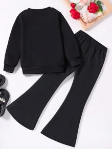 Outfit casual per ragazza pre-adolescente composto da top semplice a maniche lunghe con scollo a ciurlo e stampa a lettere e pantaloni