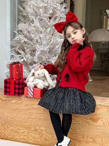 1 件年轻女孩红色针织开衫，带蝴蝶结细节，秋冬季，圣诞节