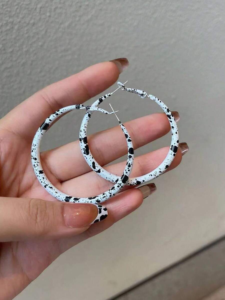1 Pasang Anting Hoop Candy, Cocok Untuk Wanita Pakai Sehari-hari & Acara Festival - Hitam dan Putih - View 1