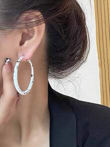 1 Pasang Anting Hoop Candy, Cocok Untuk Wanita Pakai Sehari-hari & Acara Festival - Hitam dan Putih - View 2