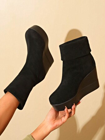 女士双向轻质黑色坡跟靴，秋冬时尚一脚蹬保暖内衬踝短靴，舒适修身高跟绒面革短靴