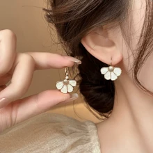 Andkiss 1 对花朵设计耳环，适合情人节正式场合 - 白色 - 查看 2