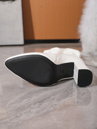 Timesize Botas de cowboy brancas acima do joelho, botas de inverno femininas com cadarço e salto grosso, design com pregas aleatórias, combinam com corset e são perfeitas para festas.