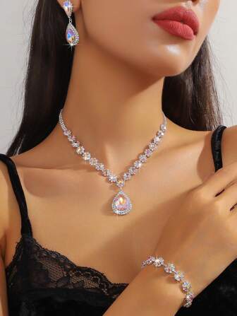 1 套：1 条水晶钻石项链，1 对水晶钻石吊坠耳环，1 条水晶钻石花形手链，全部为闪亮粉色