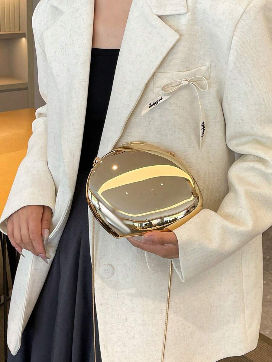 金色亚克力饺子造型手拿包，亮面贝壳设计，带肩带，可单肩或斜挎，适合女士