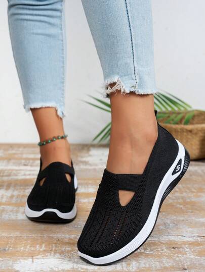 女士穿孔透气舒适步行鞋，适合日常穿着