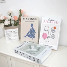 3 pièces Faux livres pour la décoration, livres décoratifs de luxe modernes factices pour la décoration d'étagères à la maison, décoration de salon, table basse de mode, décorations empilées. Convient pour de nombreux scénarios (décoration de chambre, maison, salon, bureau, salle de bain, bureau, meuble TV, hall d'entrée, bibliothèque). Divers cadeaux de fête.