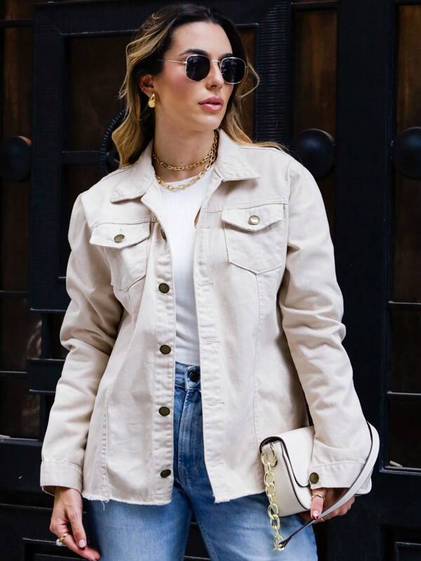 Max Jaqueta Jeans Casual Feminina Sem Barra Botão Ferro  Collor Areia , Ser lycra com bolso e botão  TAM : P (36-38 ) . Busto 96 cm , Comprimento 49 cm ,  M (38-40) Busto 98cm , comprimento 50 cm ,  G (40-42 ) Busto 100 , comprimento 51 cm ,  GG (42-44) Busto 102 cm , comprimento 65 cm , comprimento manga tudo 60 cm , ….Devido a diferentes métodos de medição, é normal que haja um erro de 1-3 cm nos dados de tamanho. Devido ao monitor do computador, haverá um pequeno erro com o objeto real, o que é normal