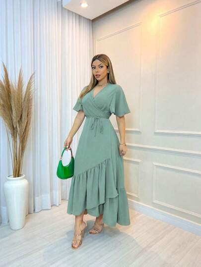 Vestido envelope midi com babado manga flare decote V