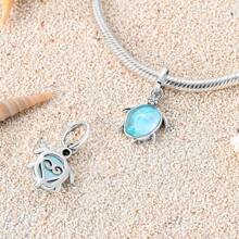 Colgante de encantos de una tortuga marina nadando en el mar azul para pulseras y collares originales de mujeres. Plata fina 925 para hacer tus joyas DIY. Regalo perfecto para joyería con cuentas.