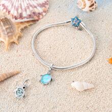 Colgante de encantos de una tortuga marina nadando en el mar azul para pulseras y collares originales de mujeres. Plata fina 925 para hacer tus joyas DIY. Regalo perfecto para joyería con cuentas.
