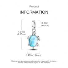 Colgante de encantos de una tortuga marina nadando en el mar azul para pulseras y collares originales de mujeres. Plata fina 925 para hacer tus joyas DIY. Regalo perfecto para joyería con cuentas.