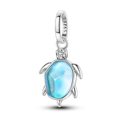 Colgante de encantos de una tortuga marina nadando en el mar azul para pulseras y collares originales de mujeres. Plata fina 925 para hacer tus joyas DIY. Regalo perfecto para joyería con cuentas.